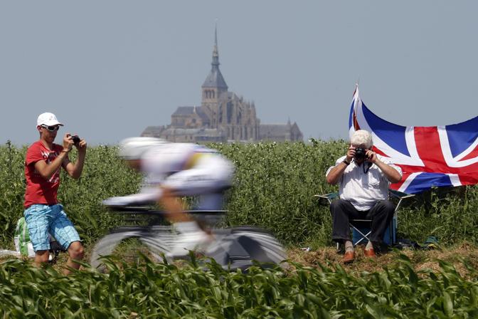 Tour de France, 11 tappa, cronometro di Mont Sant Michel: Tony Martin sfreccia davanti un tifoso britannico con l'abbazia sullo sfondo. Afp